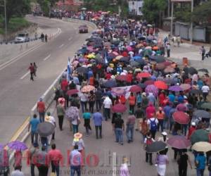 La marcha se conducía hacia el Aeropuerto Internacional Toncontín. Foto: Johny Magallanes / EL HERALDO.