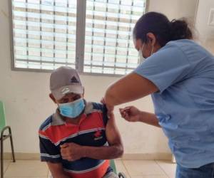 La vacunación en los diferentes puntos de San Pedro Sula se desarrolló de forma ordenada, muy diferente a lo que ocurrió en el primer día de inmunización por parte del IHSS en Tegucigalpa.