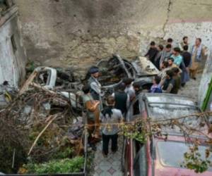 El misil explotó encima del vehículo lleno de niños, que estaba aparcado dentro de casa. Foto: AFP