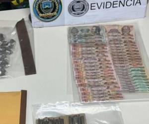 Asimismo, en el lugar se incautaron varios teléfonos celulares y dinero en efectivo, evidencias que serán incorporadas al proceso judicial en contra del sospechoso.