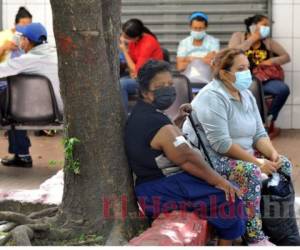 Larga espera de familiares de pacientes renales durante las hemodiálisis. Foto: Marvin Salgado/El Heraldo