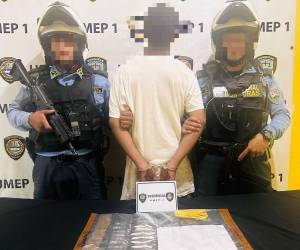 El menor infractor fue capturado por agentes policiales en la colonia La Travesía y le decomisaron varios envoltorios de drogas y fue remitido a la autoridad competente.