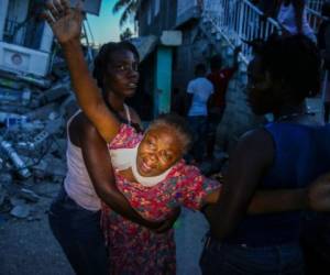Oxiliene Morency llora de dolor después de que el cuerpo de su hija Esther Daniel, de 7 años, fuera recuperado de los escombros de su casa destruida por el terremoto en Les Cayes, Haití, el sábado 14 de agosto de 2021. Foto: AP