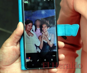 Keyla Martínez junto a su amiga Lesbi, ambas ya fallecidas, a quien la joven enfermera se había comprometido cuidar de los niños como si fueron sus hijos. Foto: Estalin Irías/EL HERALDO.