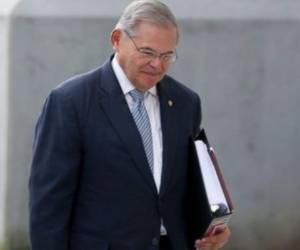 Bob Menéndez, titular del Comité de Relaciones Exteriores del Senado, presentó el informe sobre la injusta cancelación del TPS.