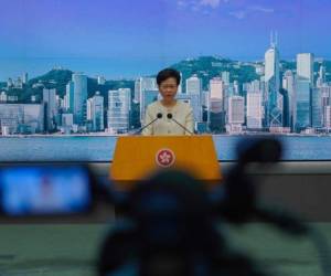La directora general de Hong Kong, Carrie Lam, escucha preguntas de los periodistas durante una conferencia de prensa el martes 7 de julio de 2020.(AP Foto/Vincent Yu)