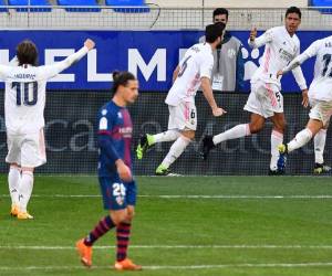 Los blancos celebraron su triunfo 2-1 ante el Huesca.