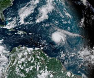 Sam se encuentra unos 730 kilómetros (455 millas) al este de las Islas de Sotavento y se desplaza hacia el noroeste a 14 kph (9 mph), informó el Centro Nacional de Huracanes con sede en Miami.
