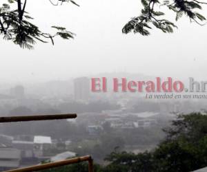 Así luce el mediodía de este domingo la capital de Honduras, con poca visibilidad debido a la lluvia constante.