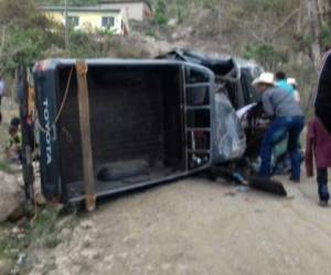 El vehículo quedó destruido en medio de la carretera de tierra. Foto cortesía Twitter