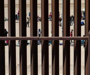 Escenas dramáticas de migrantes buscando cruzar la frontera de EEUU