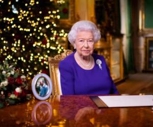 Desde el castillo de Windsor la reina envió su anual mensaje televisado de Navidad a los ingleses.