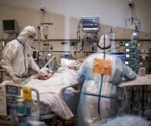 La investigación señala que los anticuerpos se mantienen en niveles estables tanto en los personas asintomáticas como las que requirieron de hospitalización. Foto: AFP