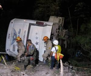 El bus Mercedes-Benz con placas AAH-5306, de la empresa Hedman Alas, quedó parcialmente destruido luego de precipitarse a un abismo en Comayagua, zona centro de Honduras.