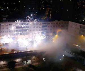 El ministro de Interior de Francia, Gérald Darmanin, manifestó en su cuenta de Twitter que no había ningún herido y reiteró su apoyo a los policías, pidiéndole a la Prefectura de Policía “mayor firmeza” para los responsables de este ataque.