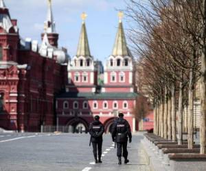 Los agentes de policía caminan por la vacía Plaza Roja en el centro de Moscú. Foto: Agencia AFP.
