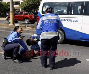 La niña fue atropellada la tarde de este martes. Los agentes policiales la movilizaron en el mismo vehículo que la embistió. Foto Marvin Salgado| EL HERALDO