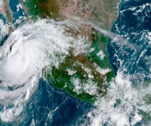 Imagen de satélite facilitada por la Oficina Nacional de Administración Oceánica y Atmosférica de Estados Unidos (NOAA por sus siglas en inglés) en la que aparece el huracán Olaf frente a la costa mexicana en el Pacífico.