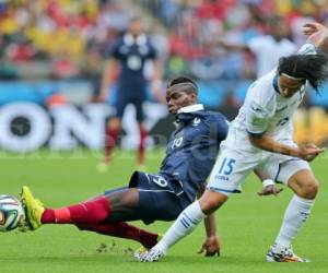 Acción del partido entre las selecciones de Francia y Honduras jugado el 15 de junio de 2016 durante el Mundial de Brasil 2014. En la imagen, Paul Pogba y Roger Espinoza.