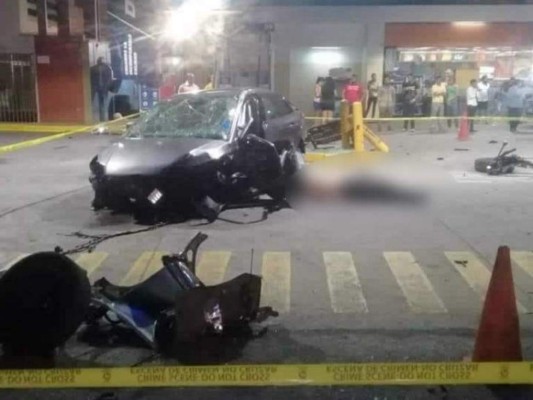 El vehículo donde murió el colombiano quedó completamente destruido.