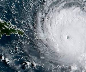 El ojo del ciclón, de unos 50 km de diámetro, permaneció 01h30 en San Bartolomé y alcanzó luego San Martín, un poco más al noroeste. Foto: AFP