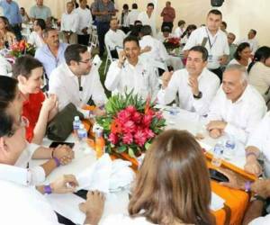 A muchos pareció molestarles que miembros de la Alianza de Oposición y del actual gobierno se sentarán a comer juntos durante la inauguración del Congreso móvil en Gracias, Lempira. Aquí algunos de los comentarios en la página de Facebook de EL HERALDO: 'Cuál es el problema? Es el Congreso Nacional en donde son adversarios políticos y compañeros de trabajo al mismo tiempo', expresó un hondureño. Otro mensaje fue: 'La Alianza nadie la detiene, en la política eso es normal, ¿o quieren que se agarren a golpes?, Nooo, tampoco pueden dejar el diálogo'.