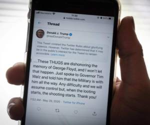 El martes, Twitter, frecuentemente acusado de ser negligente en el tratamiento de los comentarios hechos por gobernantes, publicó por primera vez dos mensajes de Trump agregando la mención: 'Verifique los datos'. AFP.