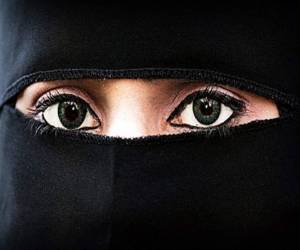 Algunas versiones indican que junto a ella había otros cuatro cómplices, entre los que se encontraba su marido.