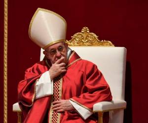 El Papa Francisco preside la Celebración de la Pasión del Señor el Viernes Santo en la basílica de San Pedro en el Vaticano. Foto AFP