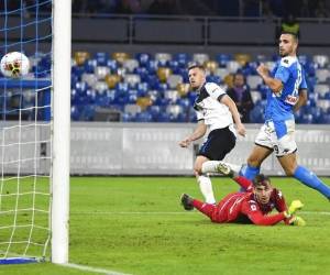 Josip Ilicic, izquierda, del Atalanta, anota el segundo gol de su equipo contra el Napoli en un partido de la Serie A de Italia en el estadio San Paolo en Nápoles. Foto: AP.