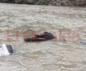 El cadáver estaba flotando en las aguas del río Choluteca. Foto Estalin Irías| EL HERALDO
