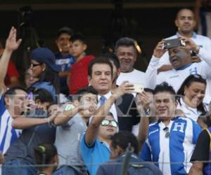 Salvador Nasralla aprovechó para compartir con los aficionados hondureños en el estadio Olímpico de San Pedro Sula, foto: EL HERALDO.