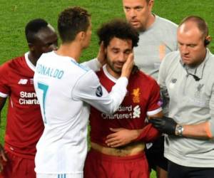 Ronaldo abordó a Mohamed Salah antes que este dejará final de la Champions League entre lágrimas tras sufrir una lesión en el hombro. Foto AFP