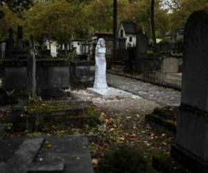 Esta es la famosa escultura que está el cementerio de París. AFP.
