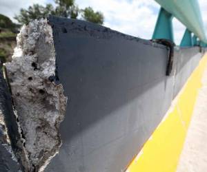 El puente Papa Francisco, ubicado en la intersección entre el anillo periférico y la salida a Mateo, permanece cerrado y bajo evaluación técnica tras detectarse fisuras en su estructura.