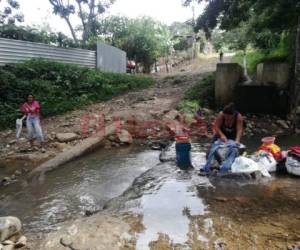 La gente usa el agua para lavar ropa en la quebrada. Las muestras químicas de agua determinaron el nivel de contaminación de El Horno. Foto EL HERALDO