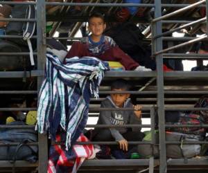 Migrantes viajan en camiones para lograr llegar a la frontera de México con Estados Unidos.