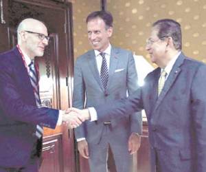 El director de Desarrollo para América Central, Claude Beauséjour; el embajador de Canadá, Michael Gort y Hernández Alcerro.