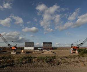 En esta fotografía de archivo del 7 de noviembre de 2019, un equipo de construcción coloca los primeros páneles de un muro en la frontera de Estados Unidos y México en Donna, Texas.