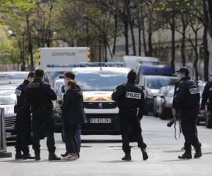 Los agentes de policía trabajan después de un tiroteo el lunes 12 de abril de 2021 en París. Foto AP