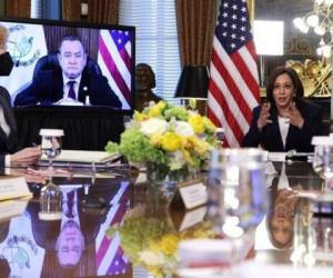 'Estados Unidos planea aumentar la ayuda a la región, fortalecer nuestra cooperación para gestionar la migración de una manera eficaz, segura y humana', aseguró Harris a Giammattei durante la videoconferencia. Foto: CNN.