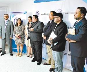 El titular de la Didadpol, Alan Edgardo Argeñal, se reunió este martes con los miembros de la Comisión Especial de Depuración Policial.