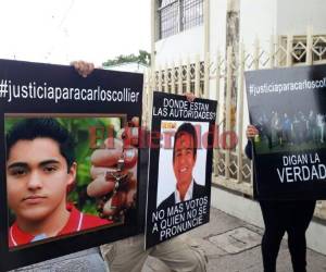 Amigos y familiares de Carlos Collier protestaron durante todo el proceso para que se hiciera justicia.