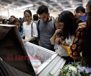 Después de retirar el cadáver de Elvia Estefany López Gutiérrez, sus familiares decidieron llevarla al lugar donde pasó parte de su tiempo para intentar cumplir uno de sus sueños: el edificio de la carrera de periodismo. La joven promesa murió el jueves en un accidente de tránsito; sus familiares y amigos lloran su partida. Foto: Emilio Flores/ EL HERALDO