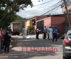 El cuerpo del menor quedó en medio de la calle, frente a su casa. Foto: Marvin Salgado | EL HERALDO.