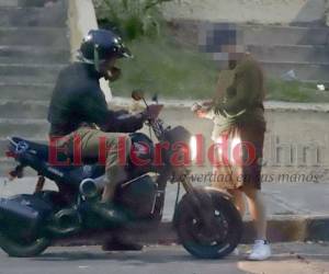 Sin bajarse de su motocicleta y entregando droga en plena vía pública, frente a un reconocido colegio capitalino y como si se tratara de un pedido de comida rápida, este repartidor entregó la mercancía.