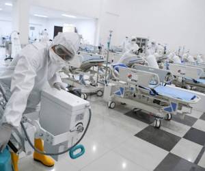 En total, el nuevo coronavirus ha matado a más de 6.000 italianos, la cifra de muertes más grande de cualquier nación, y llevado al sistema de salud a su límite allí y en España. AP.