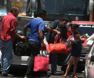 Las terminales de buses permanecen llenas de personas que desean salir a vacacionar.