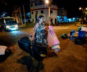 Un migrante venezolano carga colchones para descansar en un parque en Bucaramanga, Colombia. Decenas de migrantes venezolanos han convertido la ciudad colombiana de Bucaramanga. Foto: AFP.