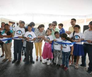 La primera dama Ana García de Hernández al realizar el corte de cinta inaugural del nuevo edificio.Foto: Efraín Salgado/El HEraldo